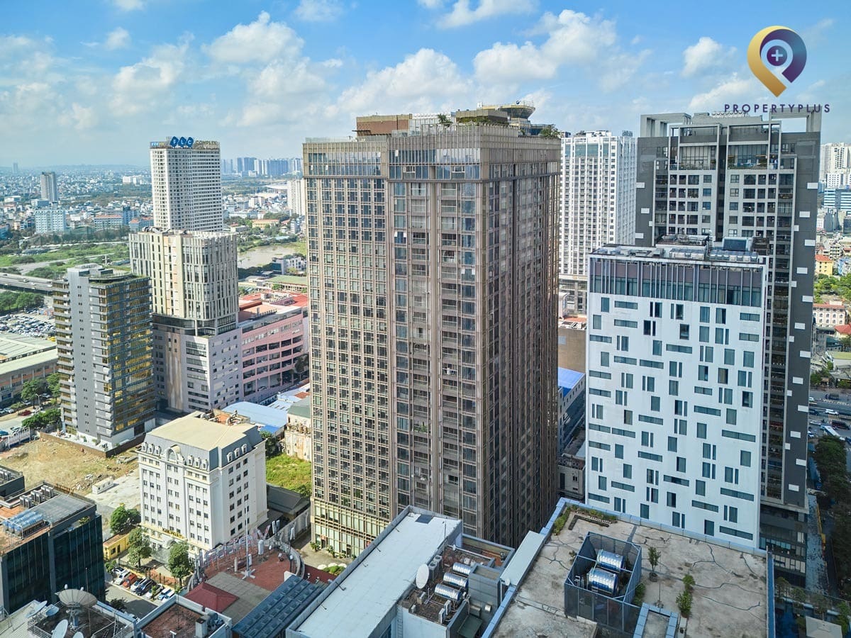 Toàn cảnh tòa nhà Epic Tower nhìn từ trên cao, bao quanh bởi các tòa nhà văn phòng và khu đô thị hiện đại - hình ảnh từ Property Plus